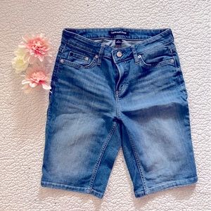 Jean short Calvin Klein, size 6, color blue.